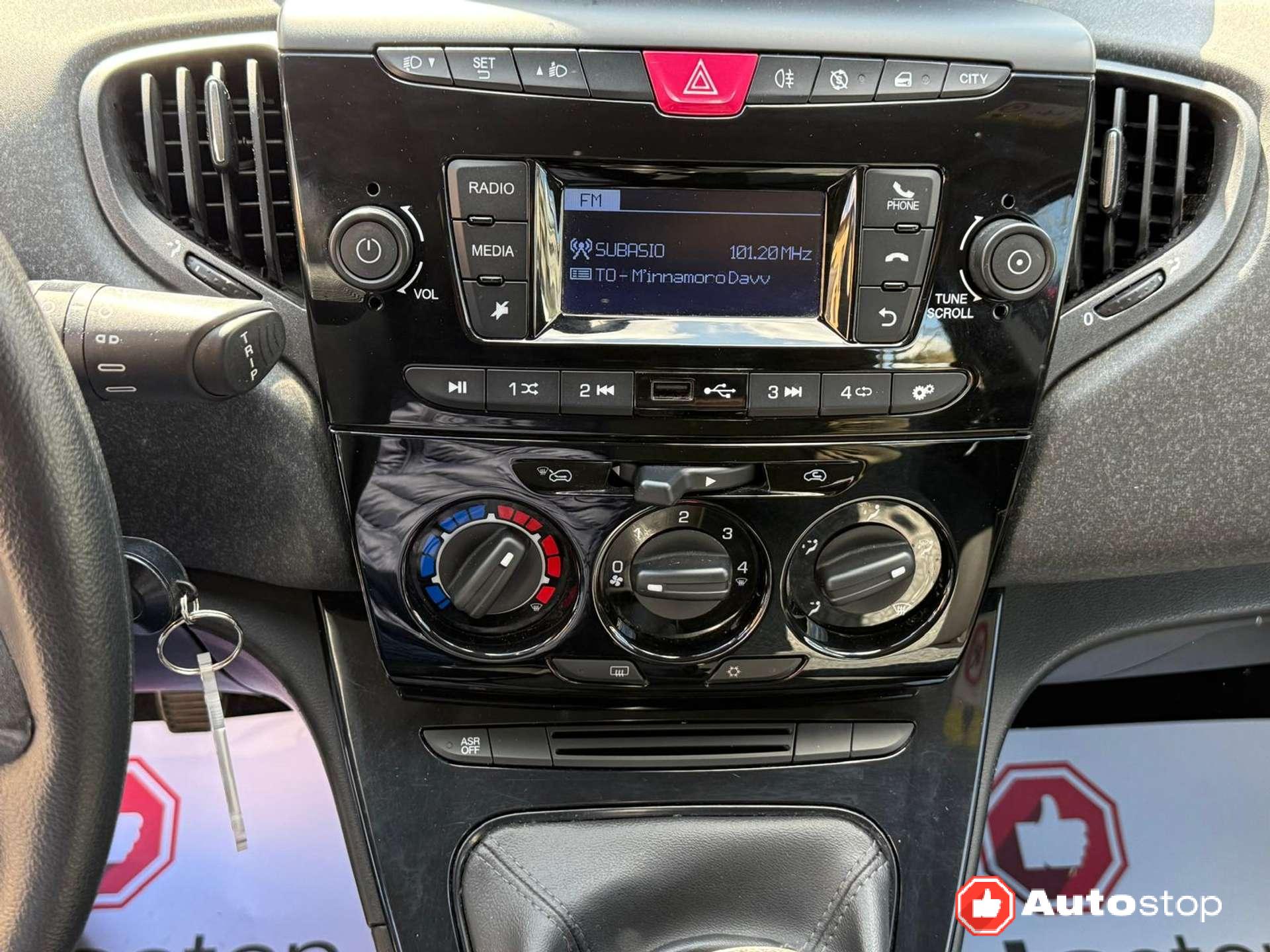 Lancia Ypsilon  Ypsilon III 1.0 firefly hybrid Silver s&s