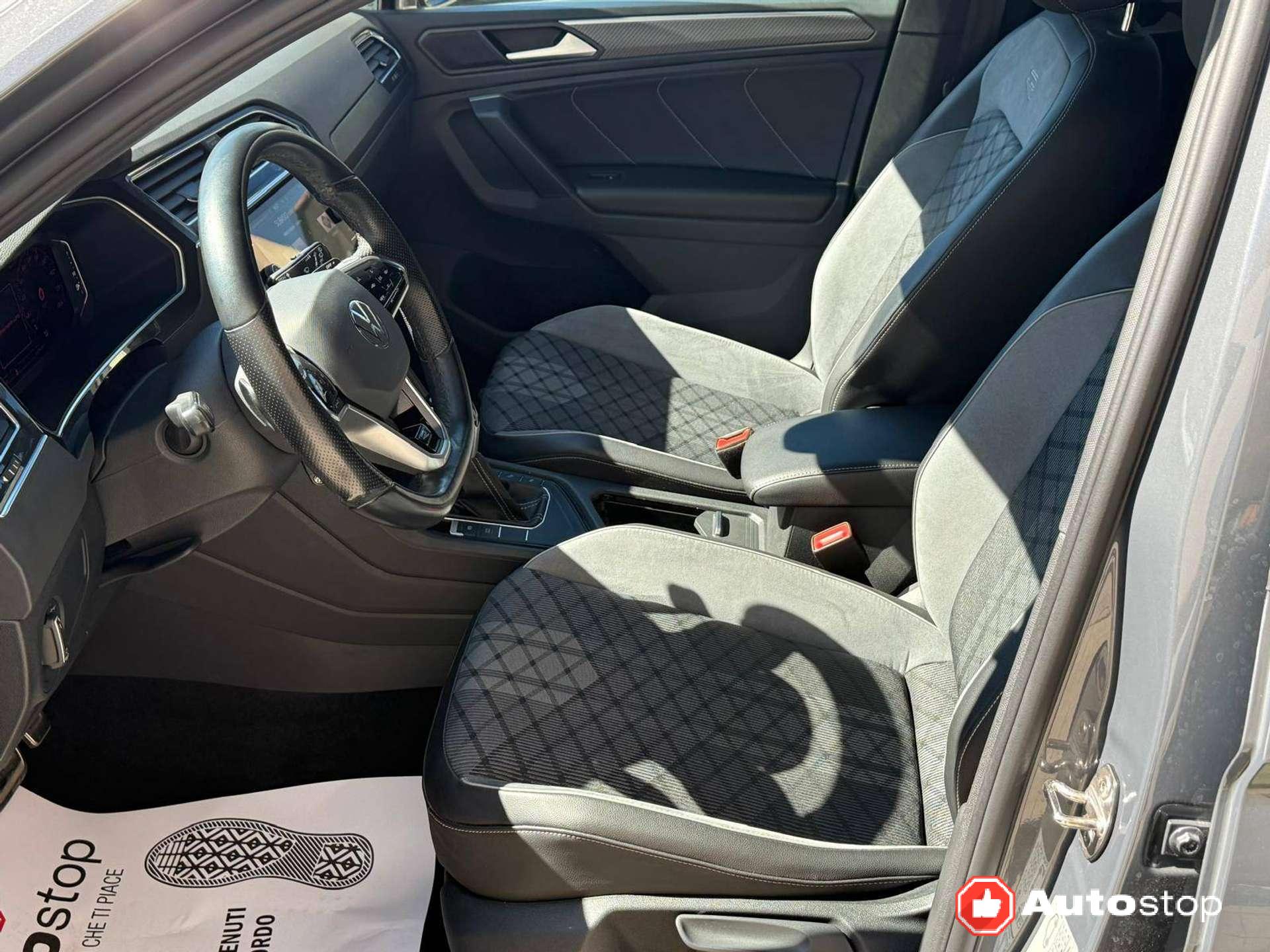 Volkswagen Tiguan  Tiguan II 2021 2.0 tdi R-Line 150cv dsg