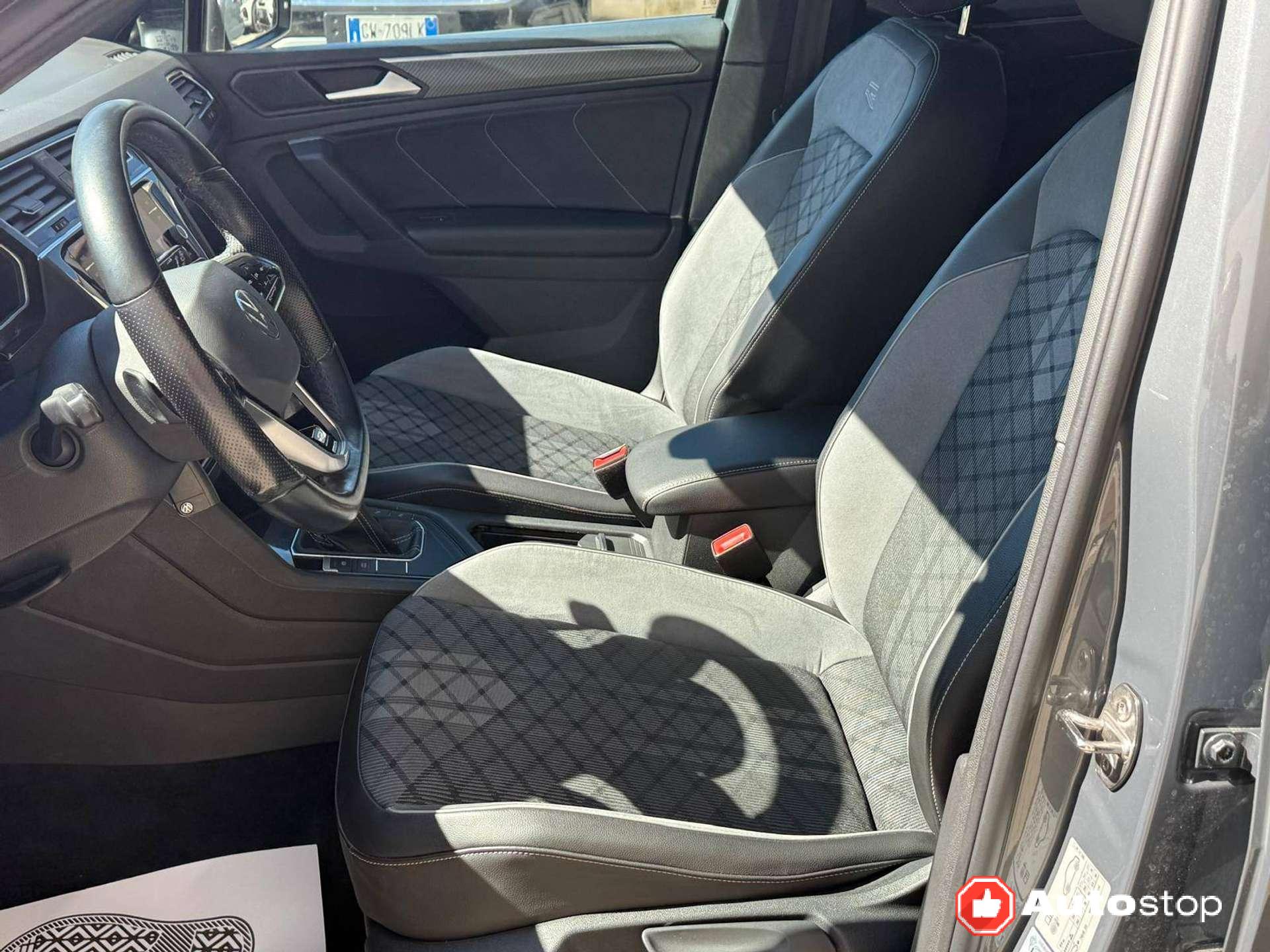 Volkswagen Tiguan  Tiguan II 2021 2.0 tdi R-Line 150cv dsg